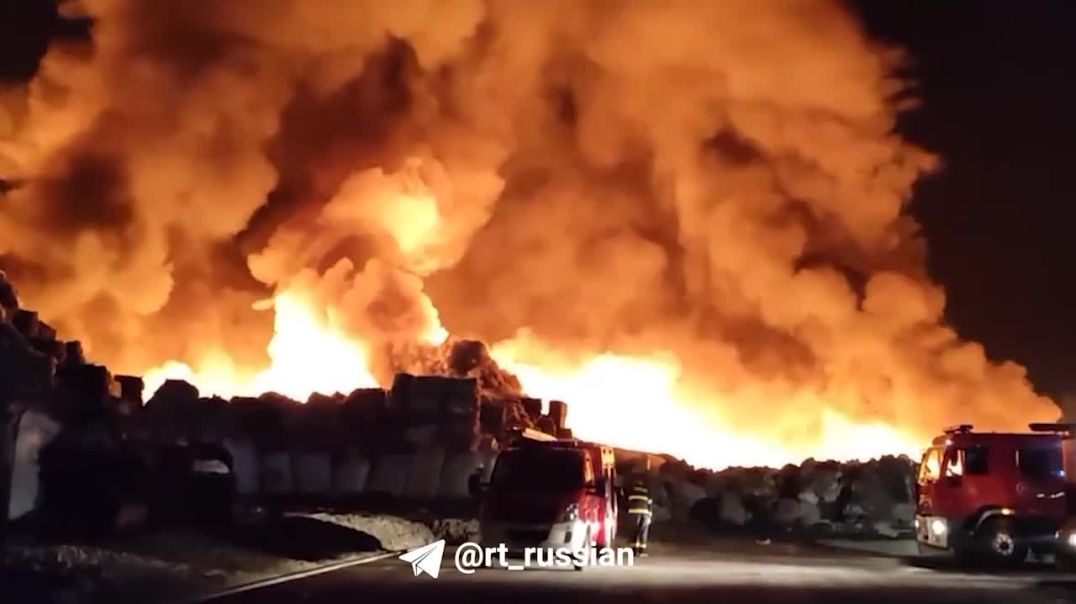 Сильный пожар произошёл на заводе по изготовлению пластмасс на востоке Хорватии.