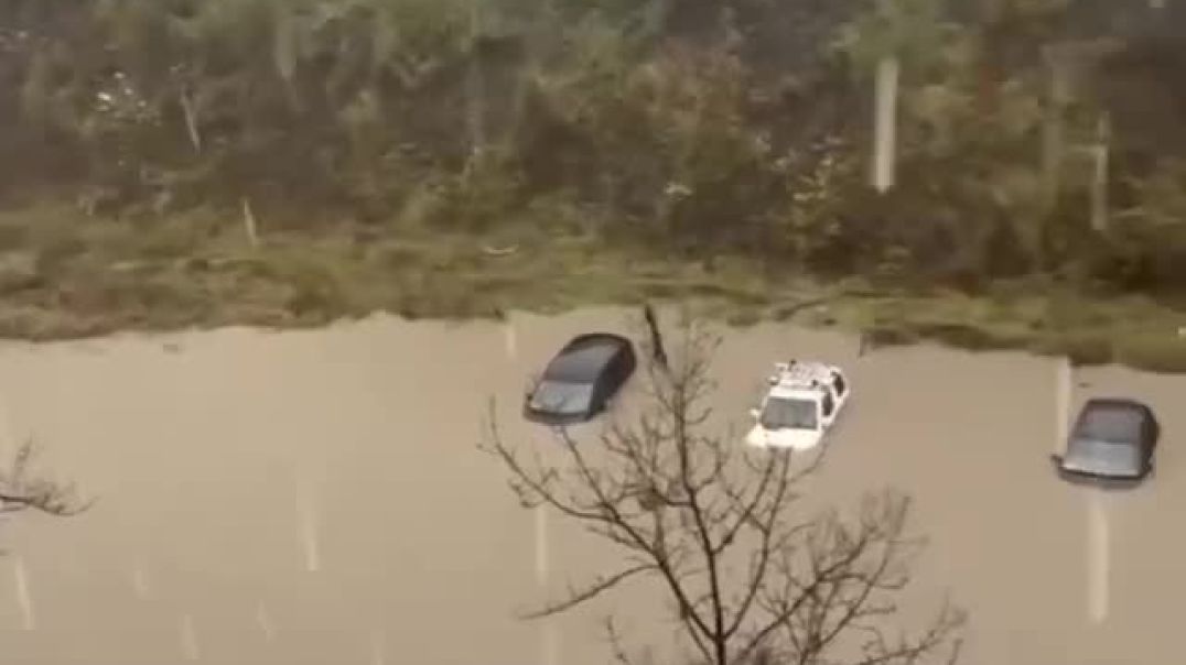 ⁣Мощный циклон в Приморье: улицы ушли под воду, повалены деревья.