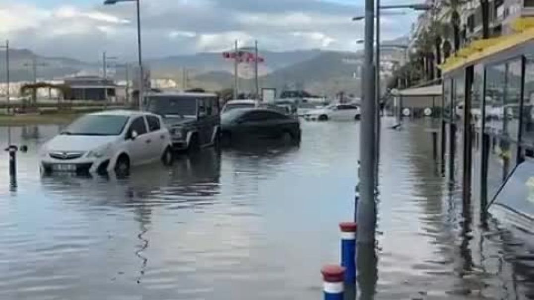 В Турции море вышло из берегов и затопило прибрежные города.