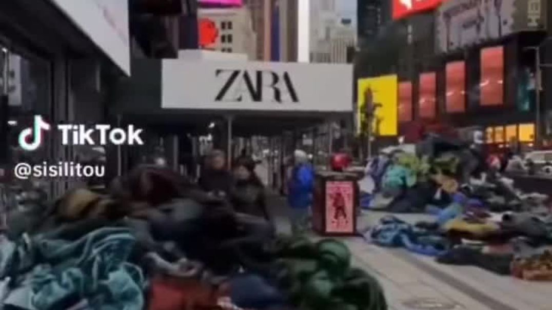 Уже несколько дней продолжаются акции протеста против бренда Zara, протестующие выкидывают одежду бр