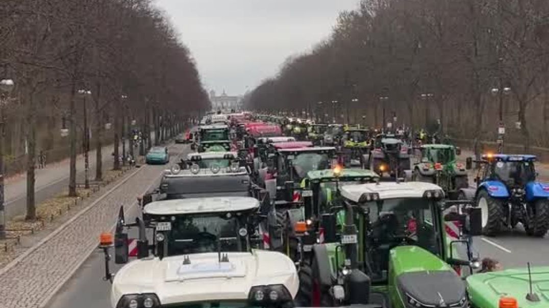 ⁣Более 1500 тракторов и другой техники с ночи зашли в центр города, заблокировав его. Немецкие фермер