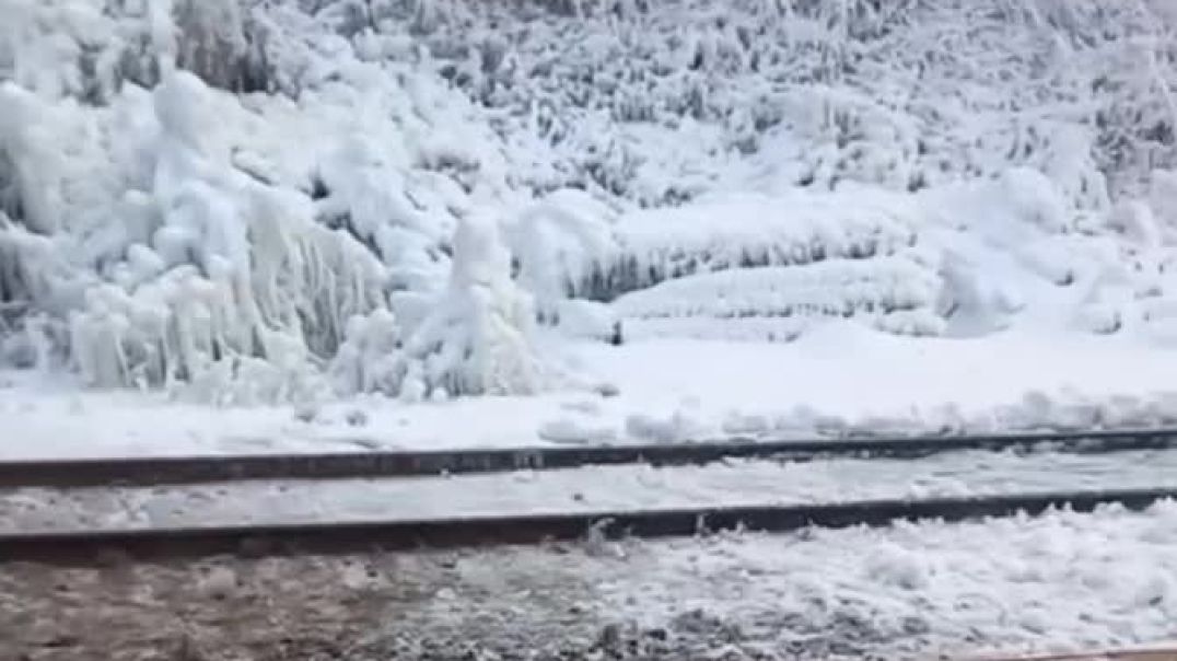 Во Владивостоке ураганный ветер срывает крыши со зданий