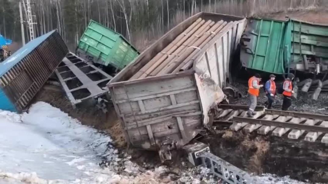 ⁣В подмосковном Дмитрове сошли с рельсов 11 вагонов товарного поезда