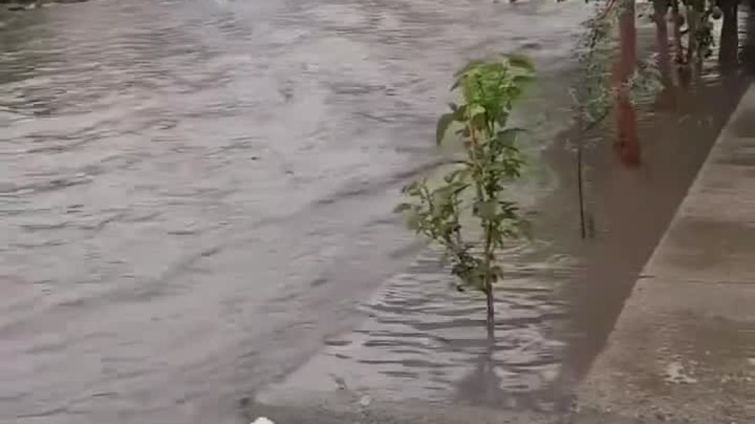 ⁣Сплав во время ливневого паводка в Захедане (Иран, 18.04.2024).