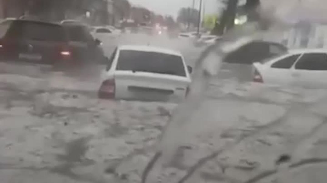 ⁣Ливень с градом вызвал затопление в Нальчике, улицы оказались под водой.