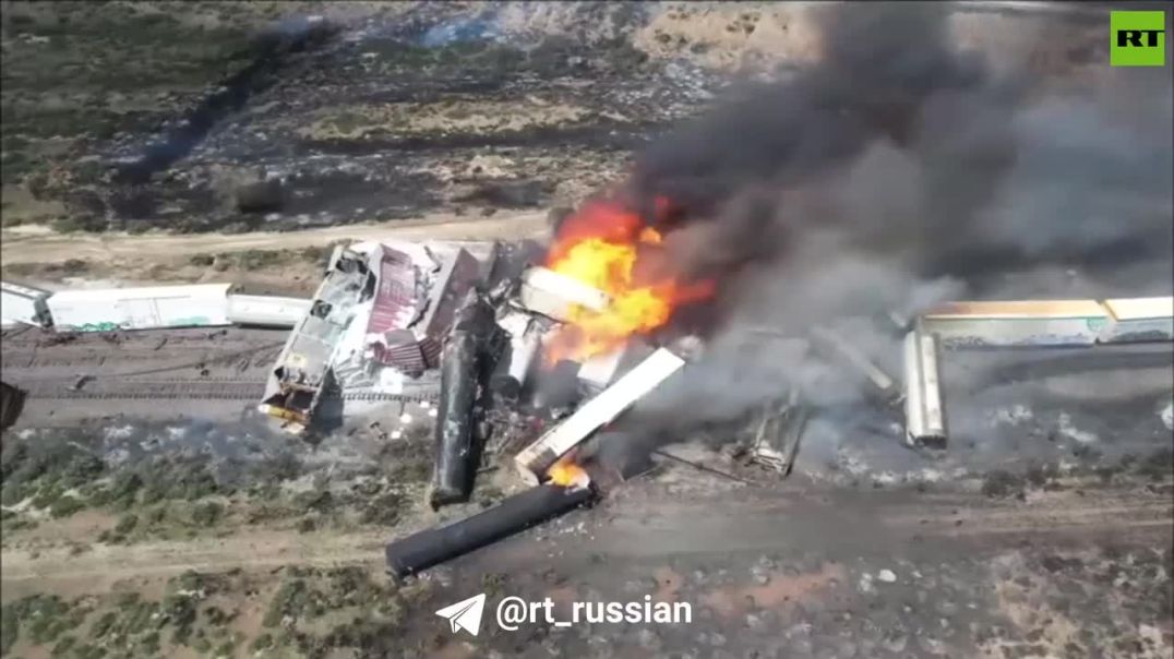 ⁣Грузовой поезд с пропаном и бензином сошёл с рельсов, а потом загорелся в Аризоне (США).