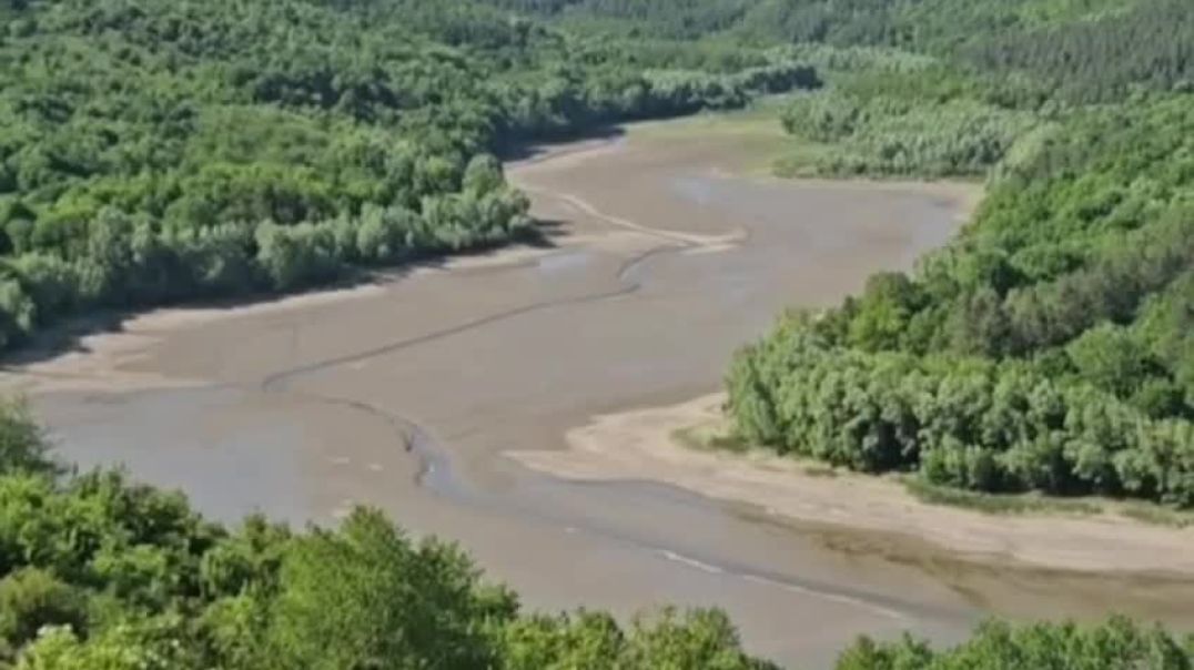 ⁣Днестр и его притоки сильно обмелели из-за сброса воды, пишут украинские СМИ.