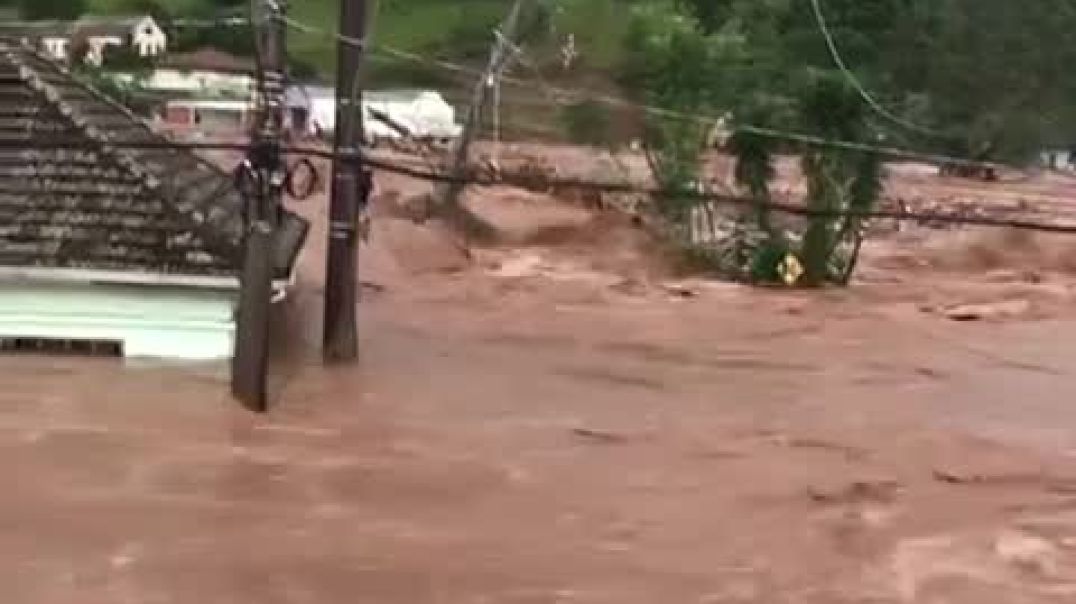 ⁣Не менее пяти человек погибли, более тысячи жилых домов затоплены и несколько мостов разрушены в рез