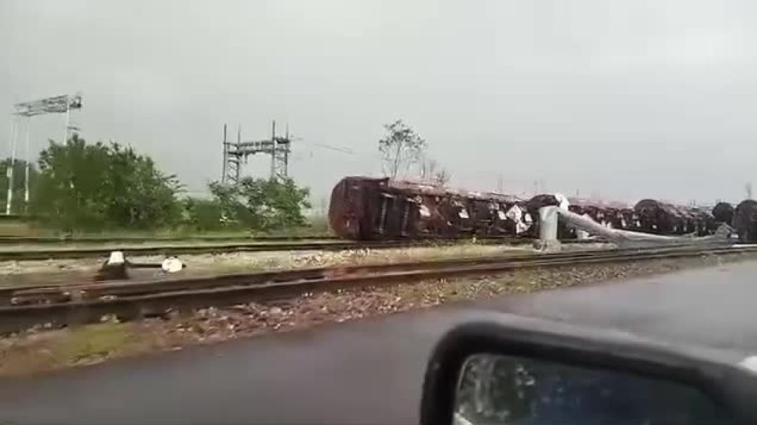 ⁣Опрокинутые с рельс поезда и улетевшие крыши домов  На видео последствия прошедшего по итальянской п